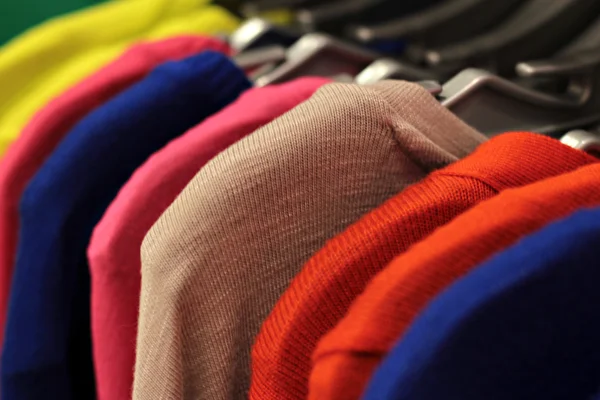 Hauts tricotés colorés suspendus — Photo