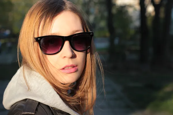 Menina em óculos de sol — Fotografia de Stock