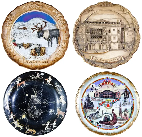 Комплект из четырех сувенирных тарелок — стоковое фото