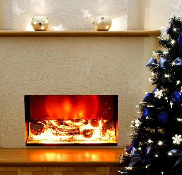 Chimenea eléctrica con el árbol de Navidad — Foto de Stock