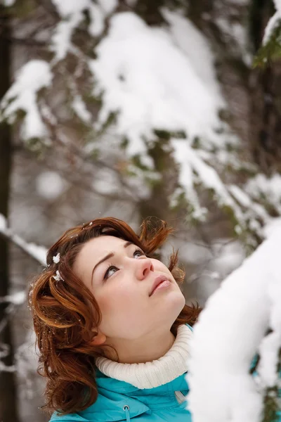 Bir genç kızın arka planda kış portre portre — Stok fotoğraf