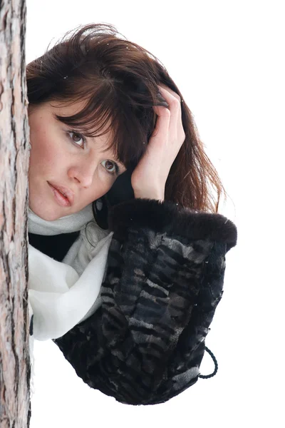 Chica en ropa de invierno en pino — Foto de Stock