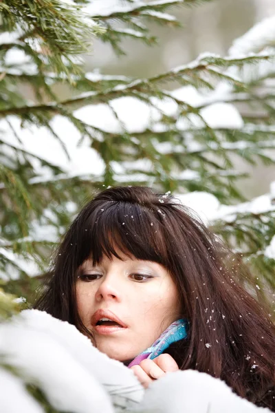 Retrato de cerca de una joven sobre el fondo del invierno —  Fotos de Stock