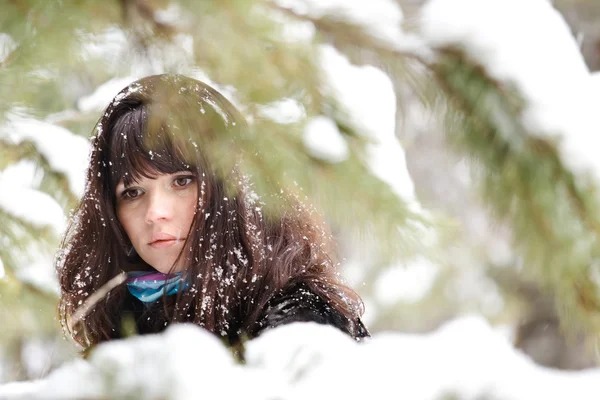 Retrato de cerca de una joven sobre el fondo del invierno — Foto de Stock