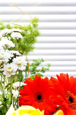 Lale, gerbera, yeşillik, kır çiçekleri buketi