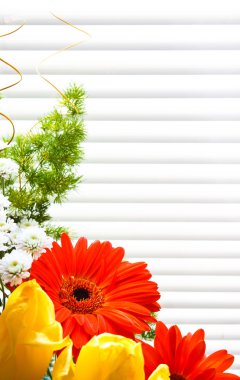 Lale, gerbera, yeşillik, kır çiçekleri buketi