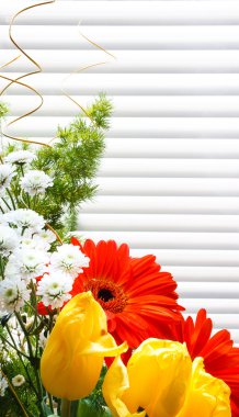 Lale, gerbera, yeşillik, kır çiçekleri buketi