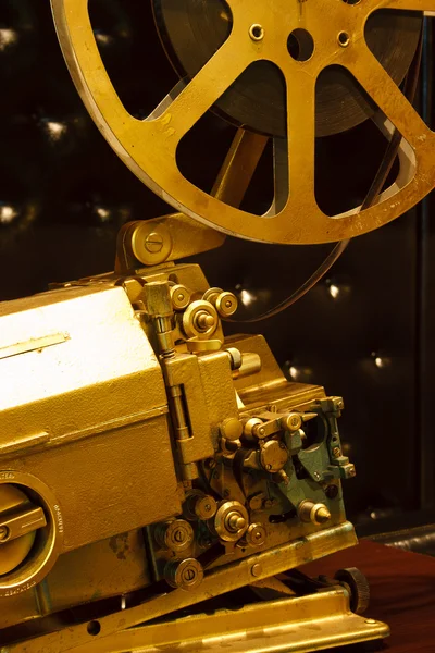 Antieke gouden kleur projector met de film — Stockfoto