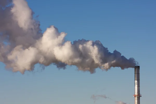 Znečištění ovzduší z průmyslového závodu — Stock fotografie