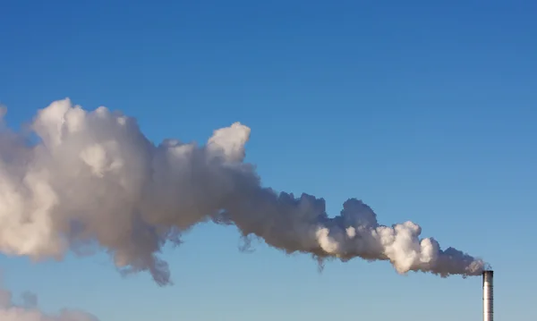 Luchtverontreiniging door een industriële installatie — Stockfoto