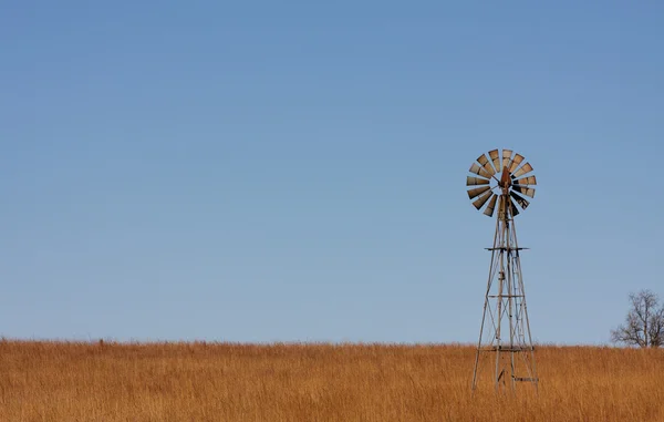 Windmühle auf der Ebene — Stockfoto
