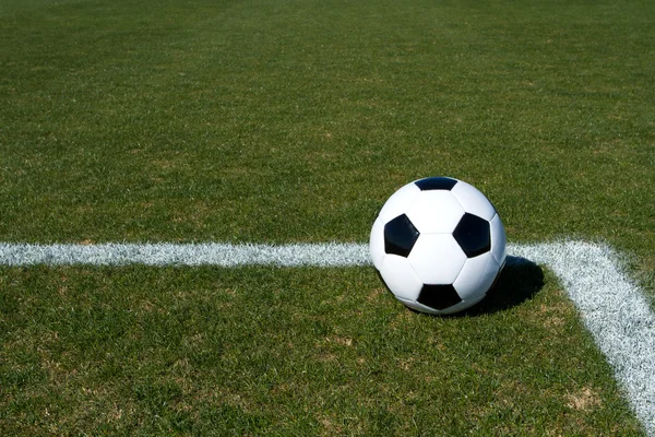 Fotbalový míč na hřišti — Stock fotografie