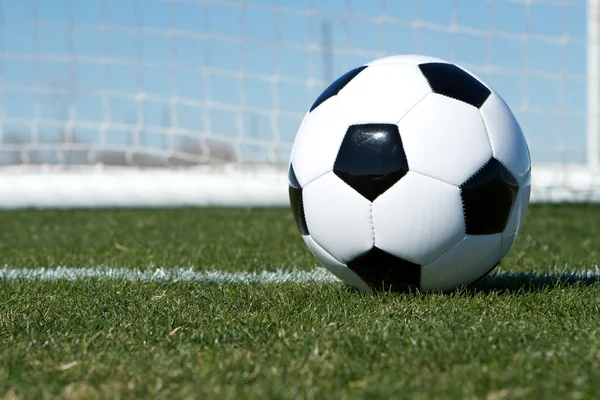 Bola de futebol perto do gol — Fotografia de Stock
