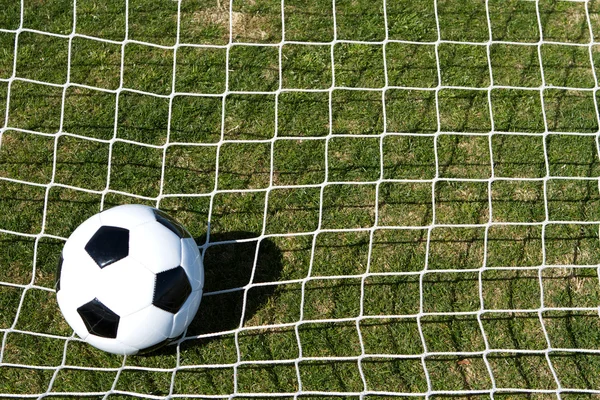 Футбольный мяч в сети — стоковое фото