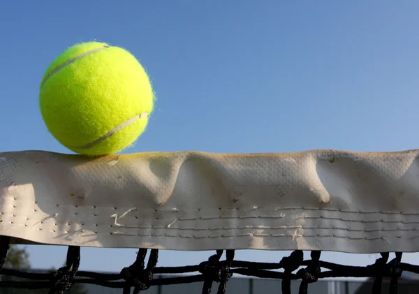 Теннисный мяч на корт нет — стоковое фото