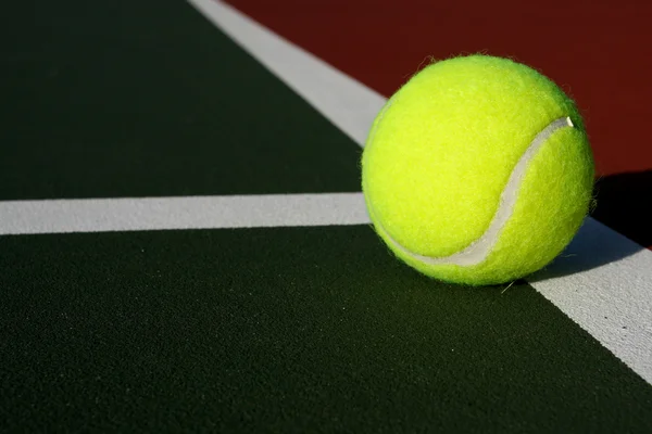 Μπάλα του τένις στο γήπεδο — Φωτογραφία Αρχείου