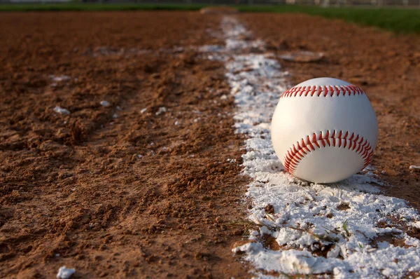 Бейсбол по крейдяний лінії — стокове фото