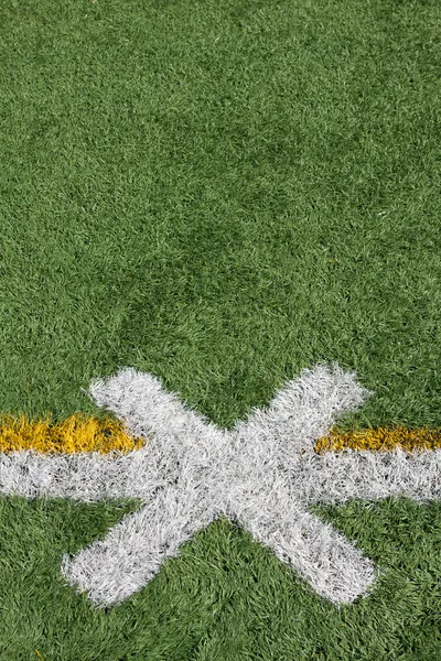 Футбольное поле сбивают с маркера — стоковое фото