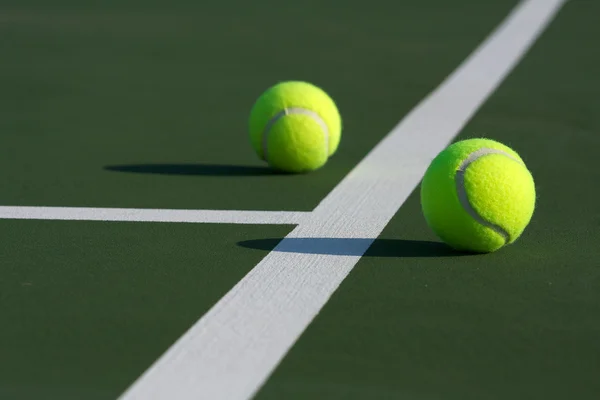 Пара теннисных мячей на корте — стоковое фото