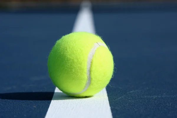 Tennisbal gecentreerd op de regel Hof — Stockfoto