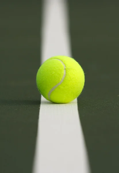 Balle de tennis sur le terrain DoF peu profond — Photo