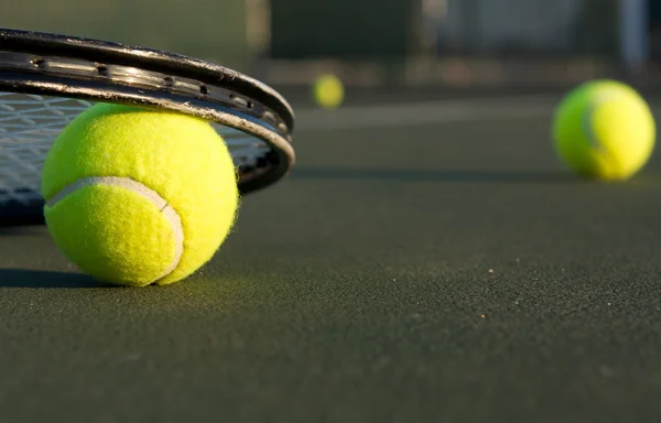 Tennisbal en racket — Stockfoto