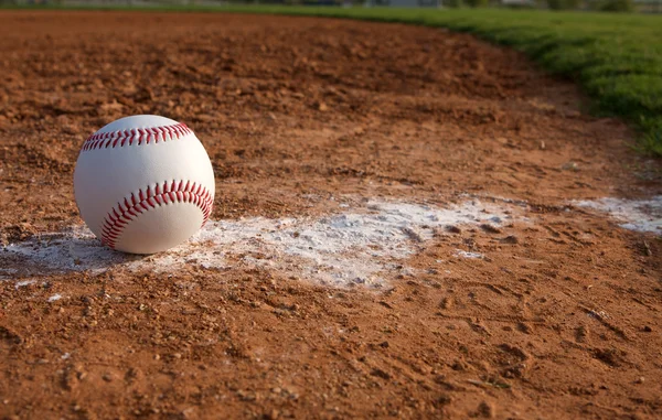 Baseball na řádku křídu — Stock fotografie