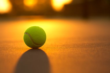 gün batımında tenis topu