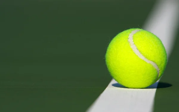कोर्टावर टेनिस बॉल — स्टॉक फोटो, इमेज