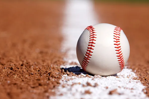 Baseball na polu — Zdjęcie stockowe