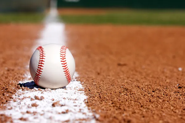 Baseball na linii kredy bramkowe — Zdjęcie stockowe