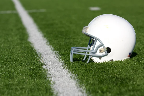 フィールド上のアメリカン フットボールのヘルメット — ストック写真