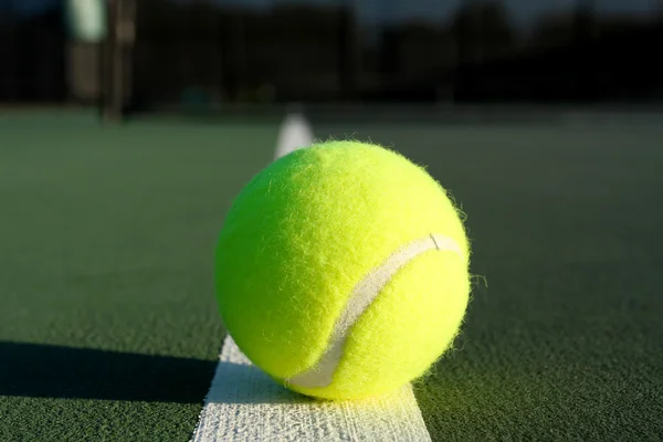 裁判所のテニスボール — ストック写真