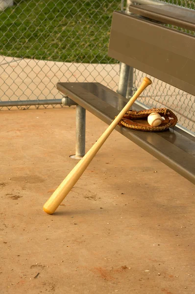 Baseball morcego e luva no Dugout — Fotografia de Stock