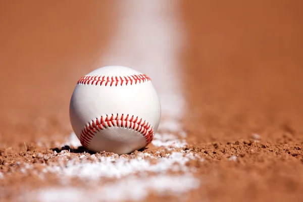 Baseball v vnitřní pole — Stock fotografie
