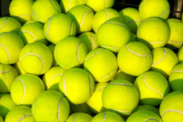 Куча теннисных мячей — стоковое фото