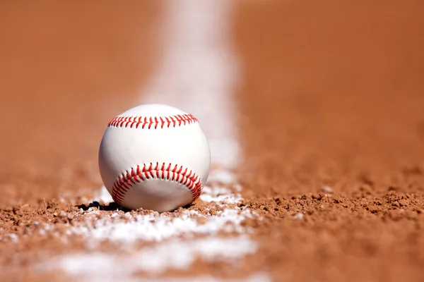 Baseball på raden krita — Stockfoto