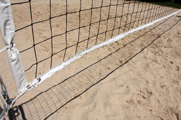 排球网与在沙子里的阴影 — 图库照片