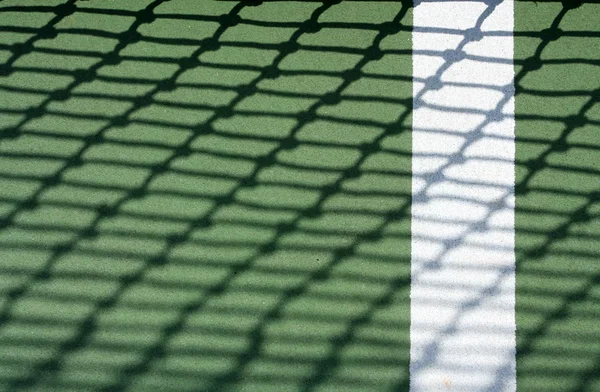 Net の影とテニス裁判所ライン — ストック写真