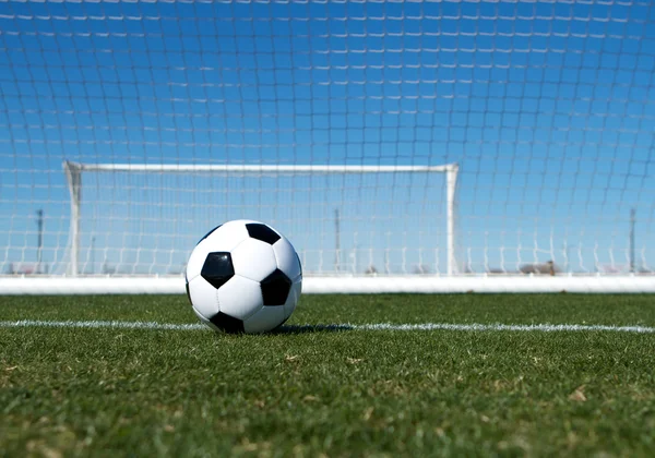 Футбольний м'яч біля мети — стокове фото