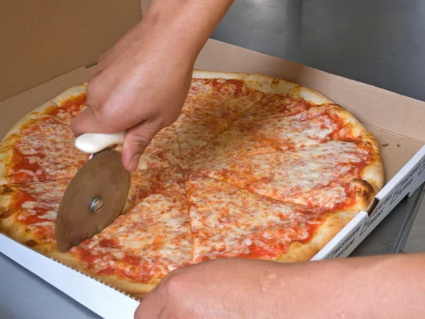 Pizza připravující pizzu vytváření řezů — Stock fotografie