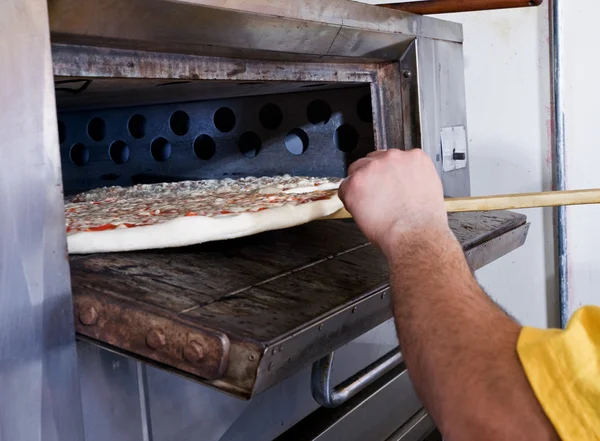 Pizza kuchyně pečení pizzy — Stock fotografie