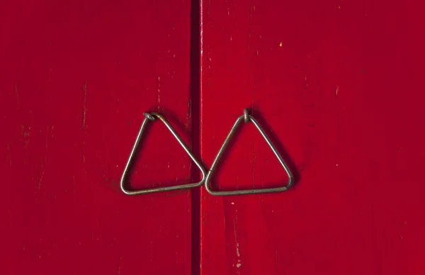 Дверь с хромированными серебряными ручками — стоковое фото