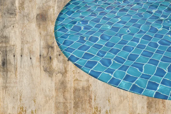 Fondo y patrón de agua limpia en la piscina azul — Foto de Stock