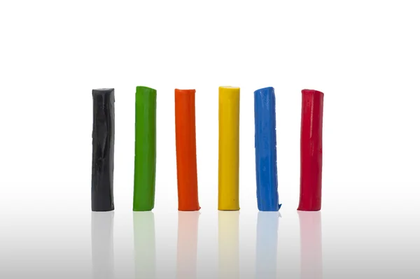 Красочные пластиковые палочки на белом фоне — стоковое фото