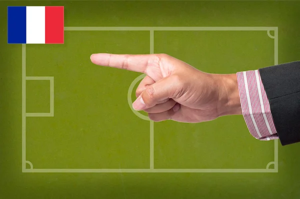 Hand pekar en fotboll spel strategi på en svart tavla — Stockfoto
