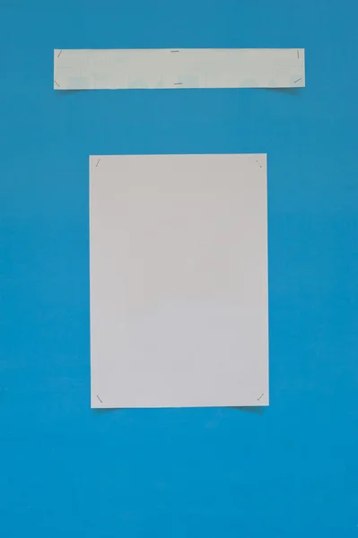 Papel de nota en blanco sobre fondo de tablero azul —  Fotos de Stock
