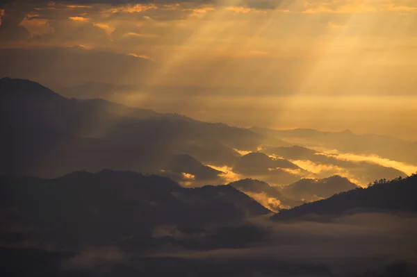Puesta de sol con paisaje de montaña, luz — Foto de Stock