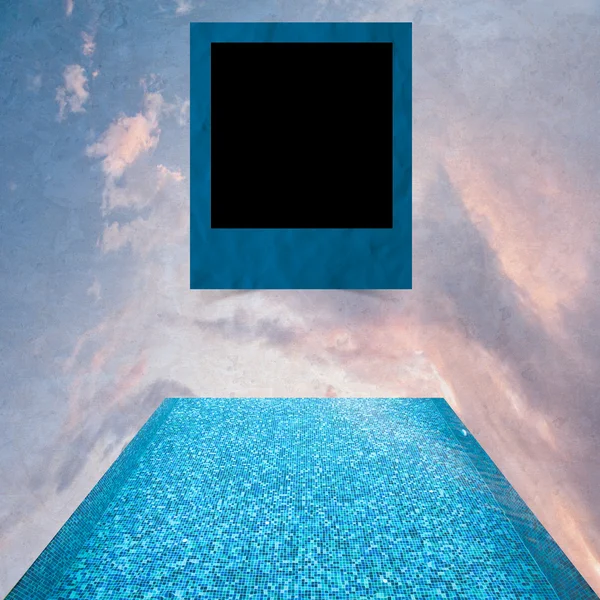 Hamuru sopa ile havuzu arka planda gökyüzü üzerinde — Stok fotoğraf