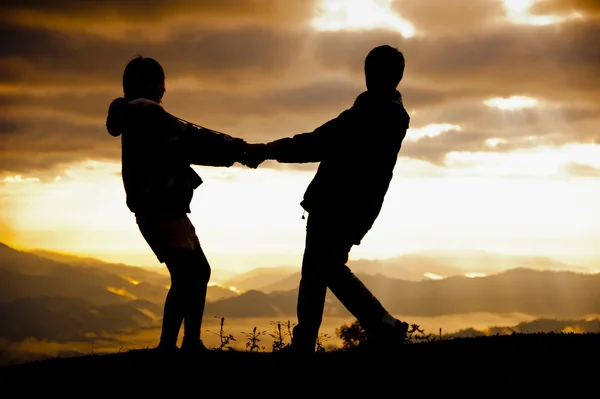 Silhouet van het paar op licht vooraf van het huwelijk — Stockfoto